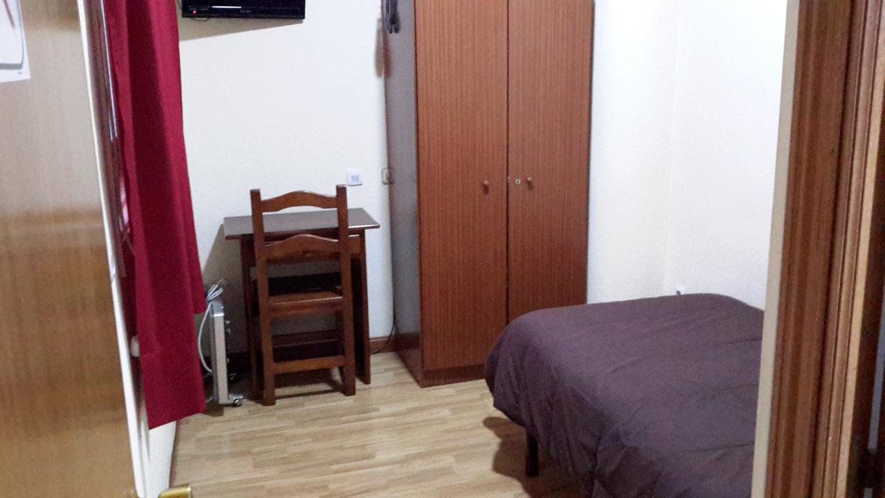Hostal Rio Parana Madrid Exterior photo