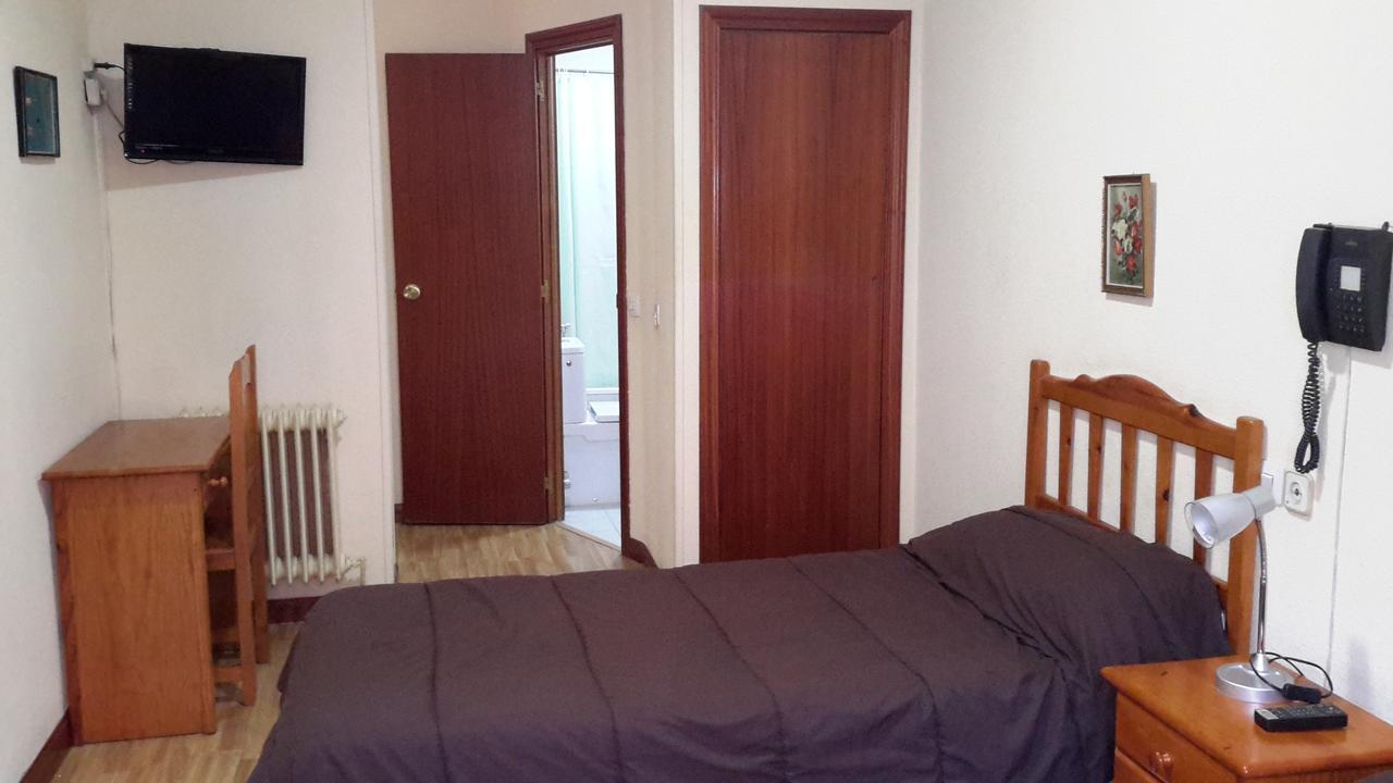 Hostal Rio Parana Madrid Exterior photo